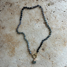 Charger l&#39;image dans la galerie, wintery Rainbow necklace in dark colors