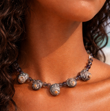 Laden Sie das Bild in den Galerie-Viewer, Arielle necklace dark shells