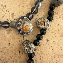 Laden Sie das Bild in den Galerie-Viewer, Arielle necklace dark shells