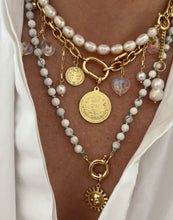 Laden Sie das Bild in den Galerie-Viewer, White rainbow necklace with mint thread