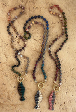 Laden Sie das Bild in den Galerie-Viewer, Dark Rainbow necklace