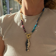 Laden Sie das Bild in den Galerie-Viewer, Dark Rainbow necklace