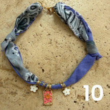 Laden Sie das Bild in den Galerie-Viewer, wintery Bandana necklace