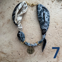 Charger l&#39;image dans la galerie, winteryBandana necklace