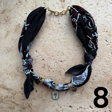 Charger l&#39;image dans la galerie, winteryBandana necklace