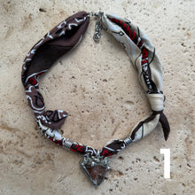 Laden Sie das Bild in den Galerie-Viewer, SILVER winteryBandana necklace