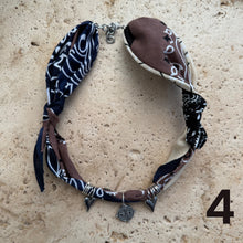 Laden Sie das Bild in den Galerie-Viewer, SILVER winteryBandana necklace